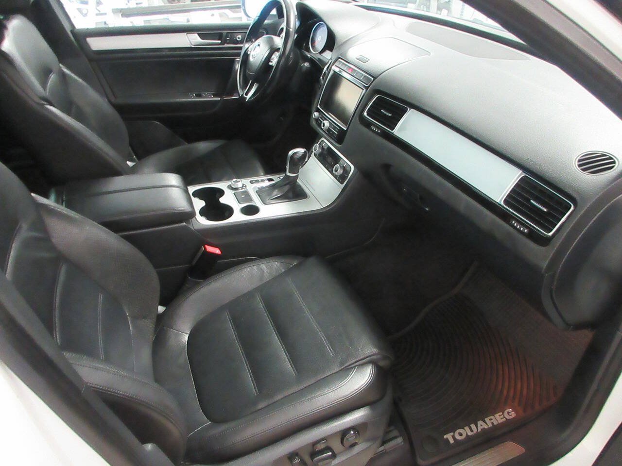 Used 2017 Volkswagen Touareg Wolfsburg Edition AWD/4WD image 9