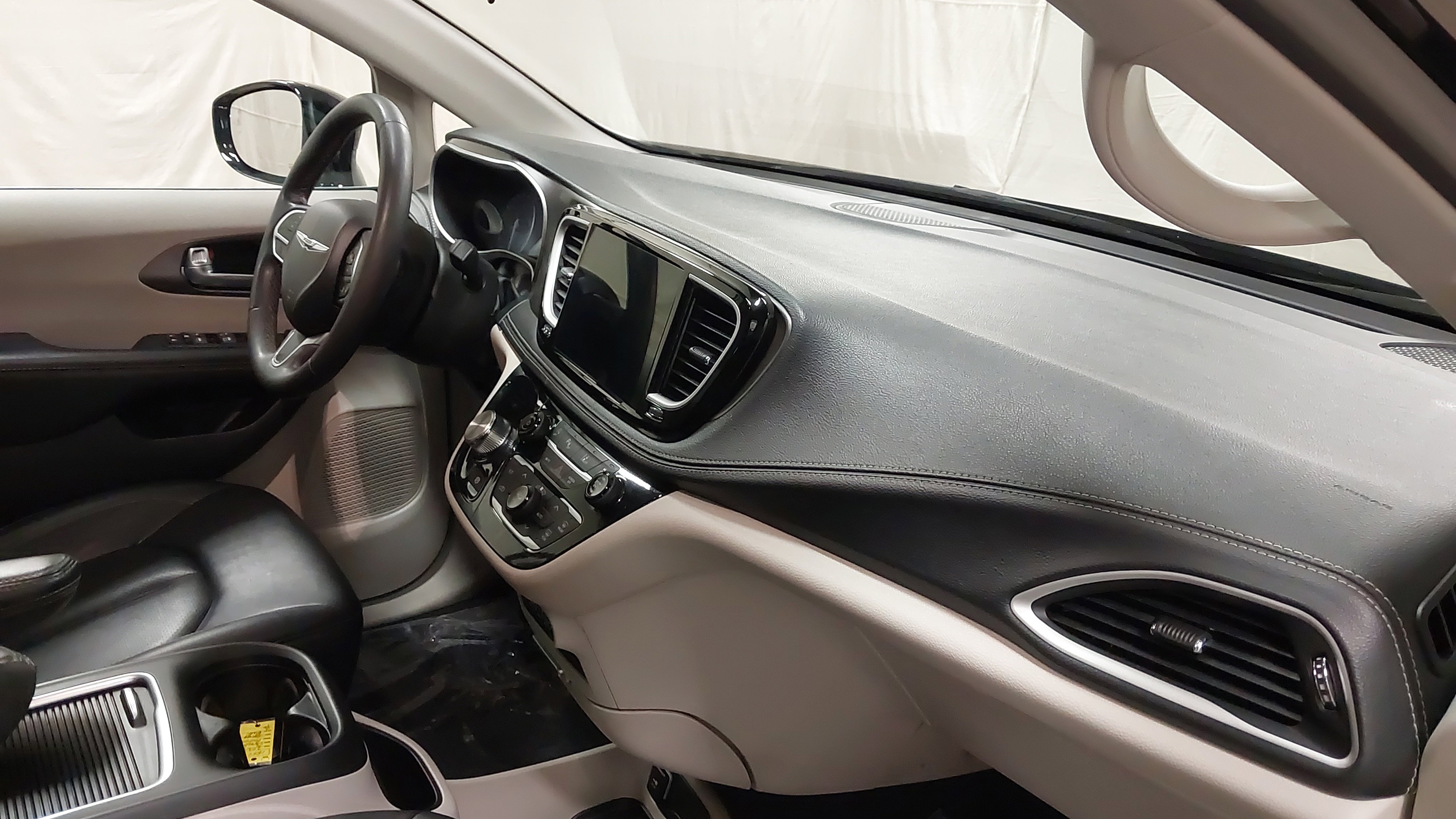 Used 2024 Chrysler Pacifica Touring-L image 29