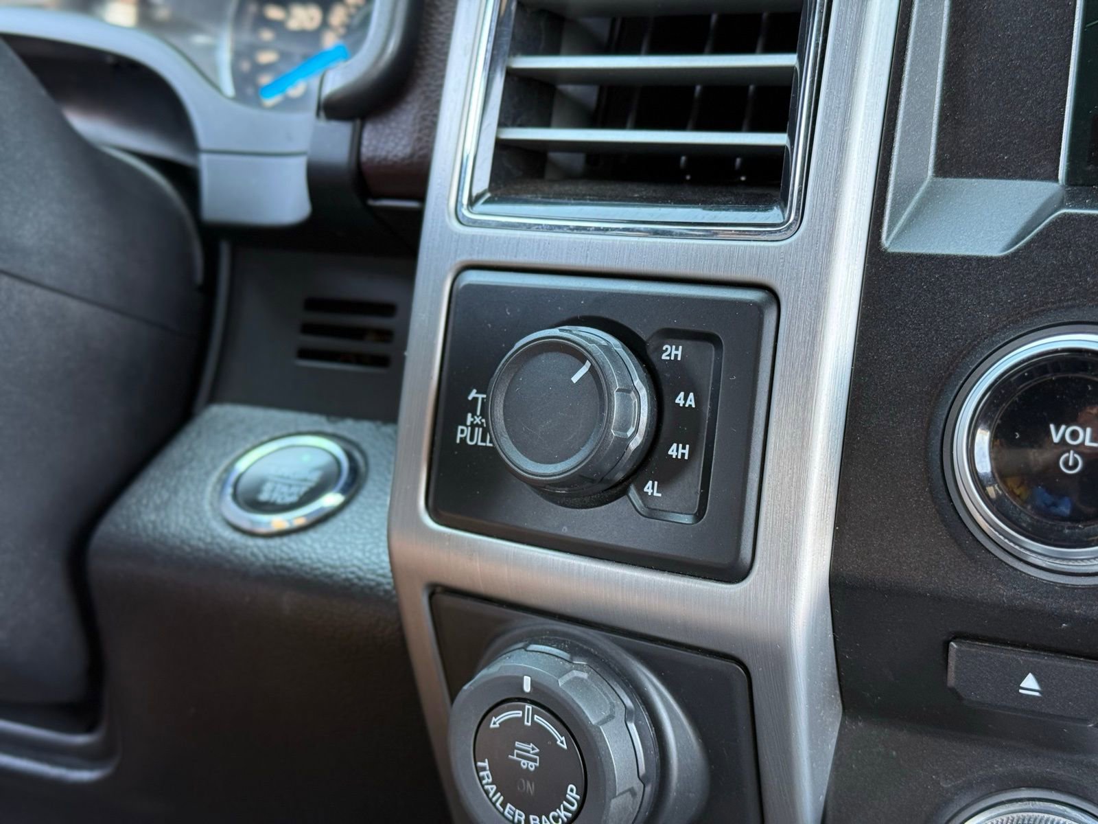 Used 2017 Ford F150 Platinum w/ Equipment Group 701A Luxury AWD/4WD image 21