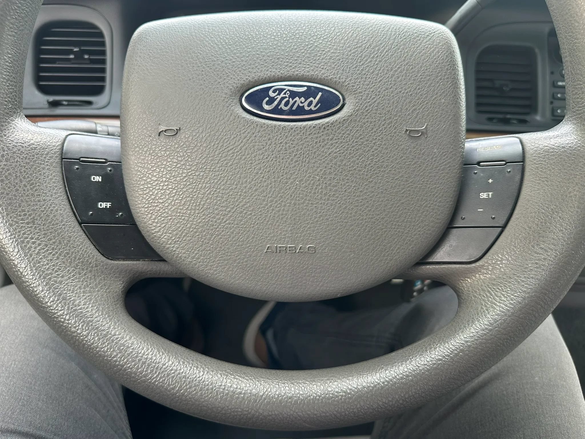Used 2005 Ford Crown Victoria RWD image 7