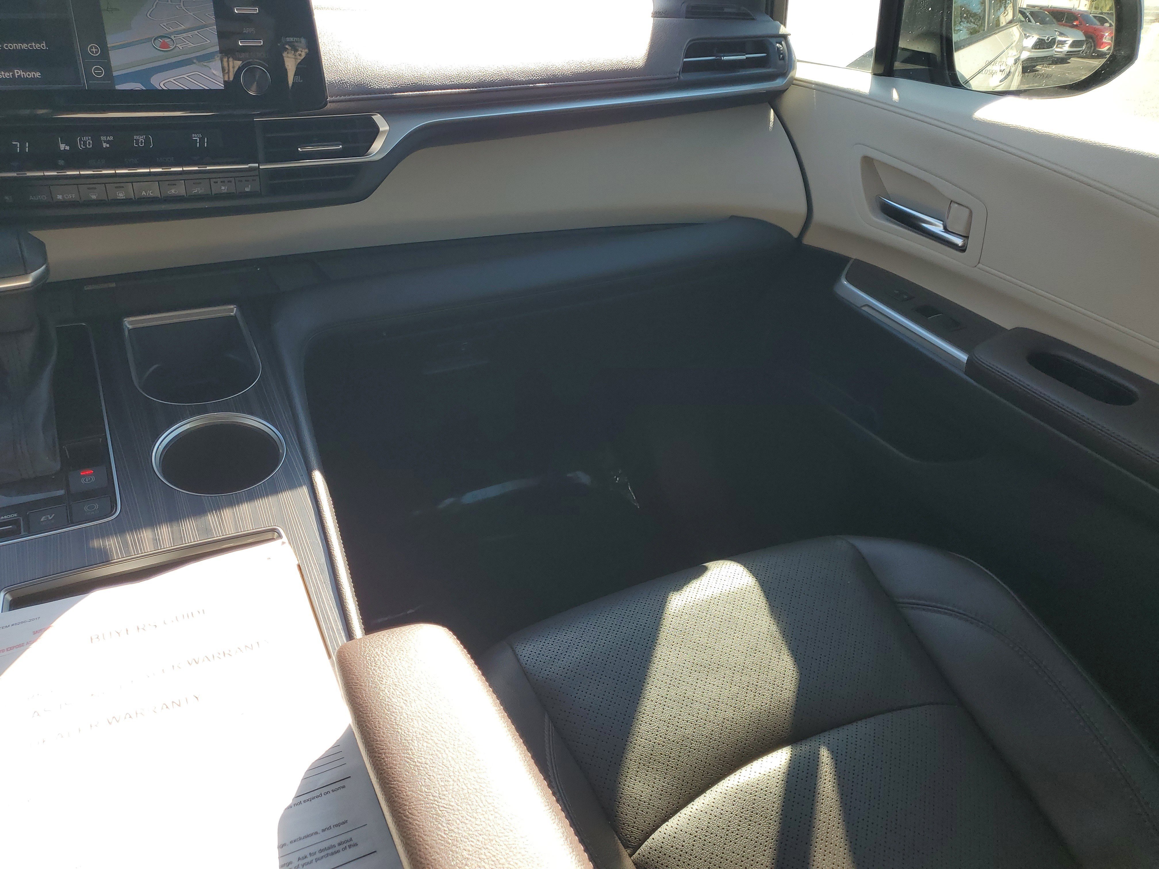 Used 2022 Toyota Sienna Platinum image 18