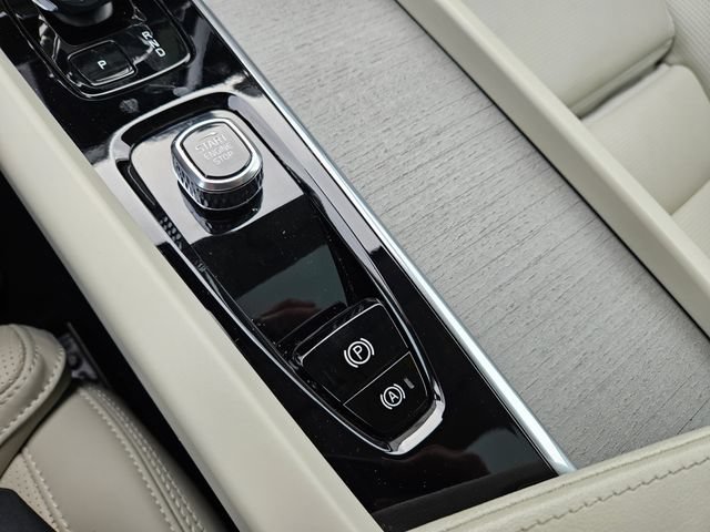 Certified 2023 Volvo XC60 B6 Ultimate w/ Protection Package Premier AWD/4WD image 27