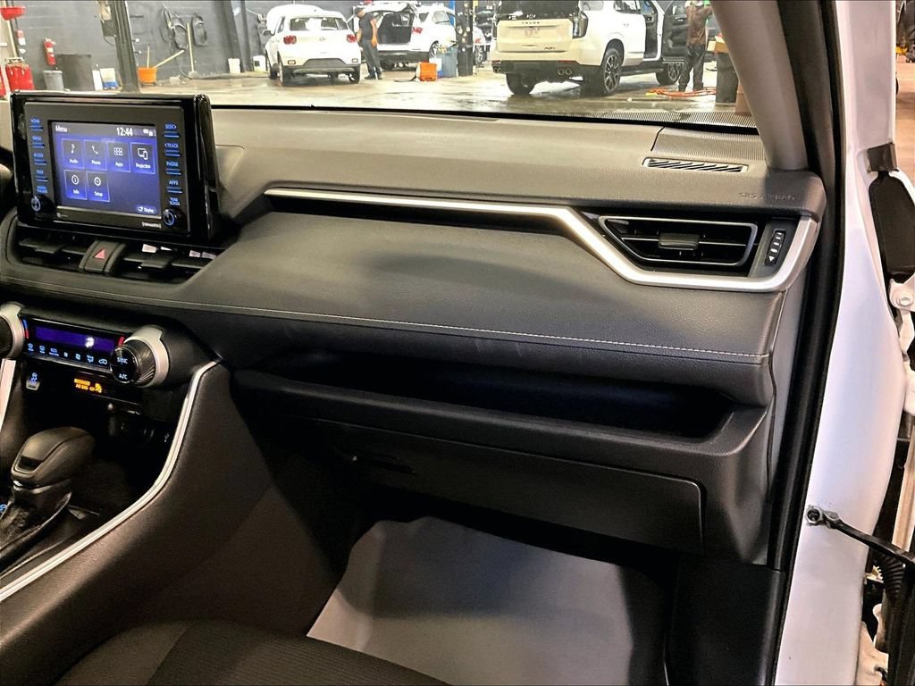 Used 2020 Toyota RAV4 LE w/ Carpet Mat Package AWD/4WD image 13