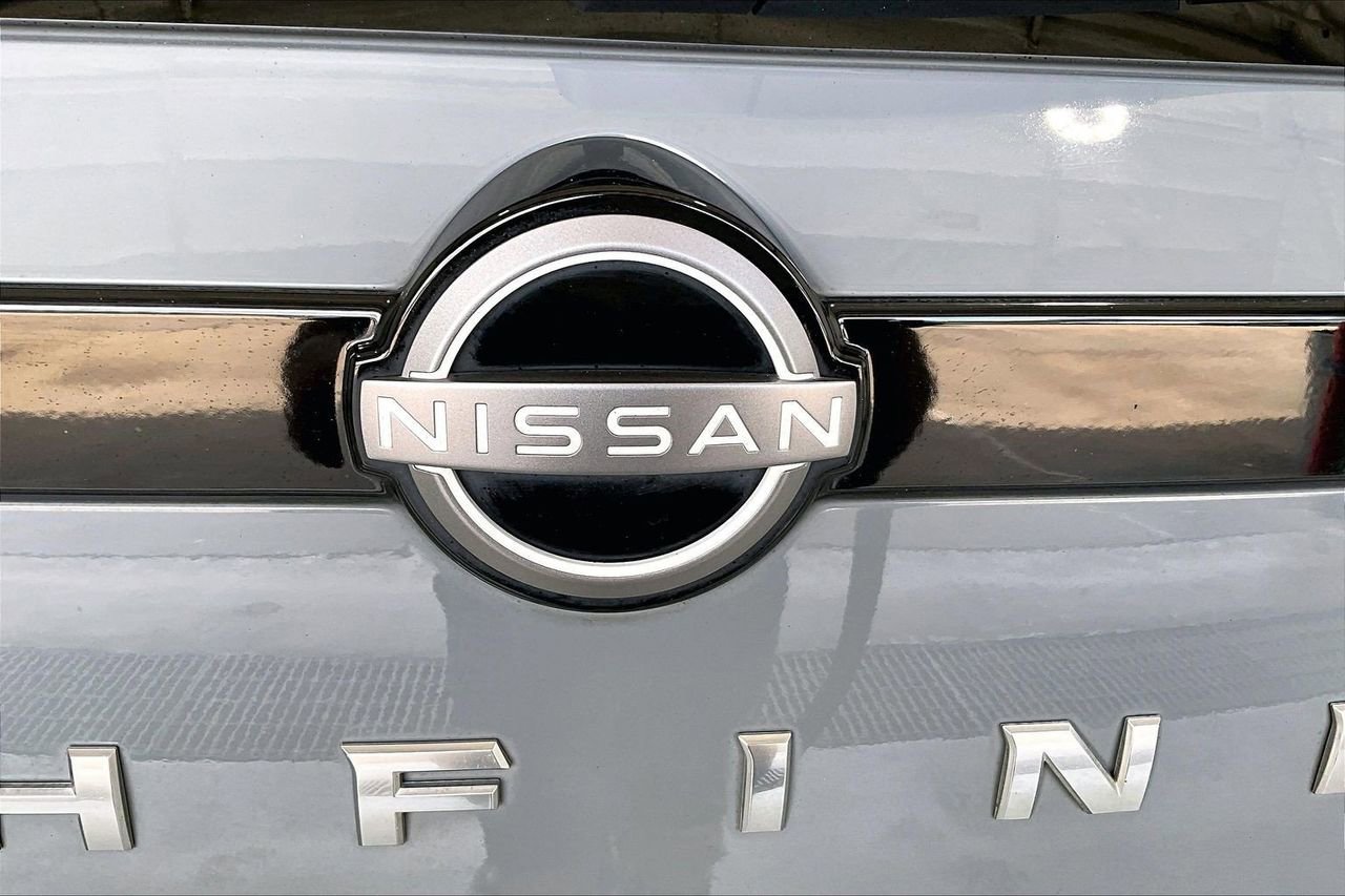 Used 2023 Nissan Pathfinder Platinum w/ Cargo Package FWD image 31