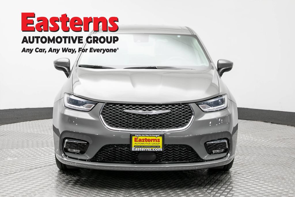 Used 2023 Chrysler Pacifica Touring-L FWD image 2