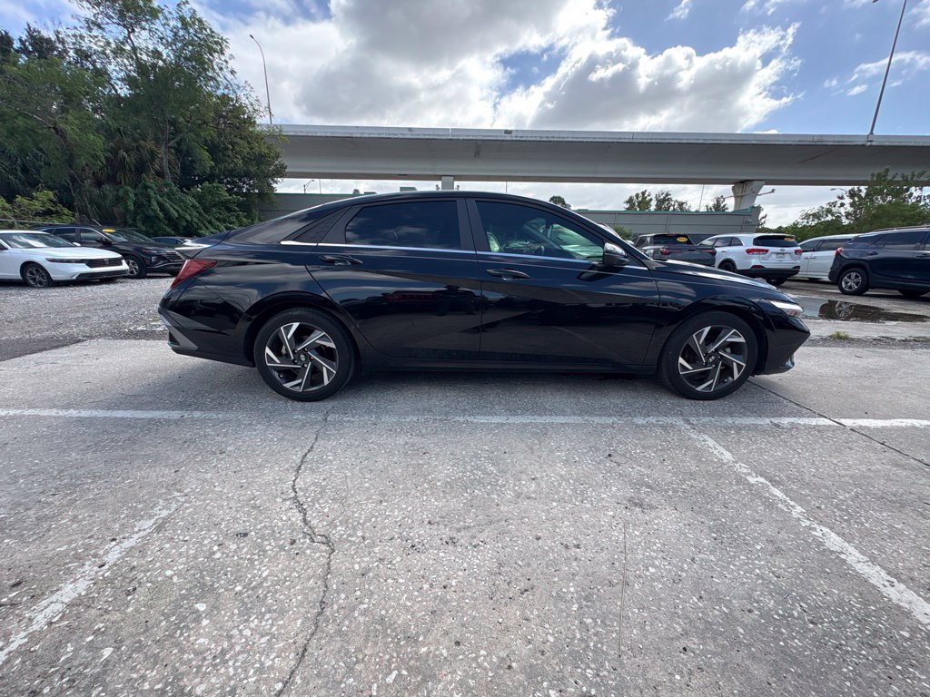 Used 2024 Hyundai Elantra Limited FWD image 2