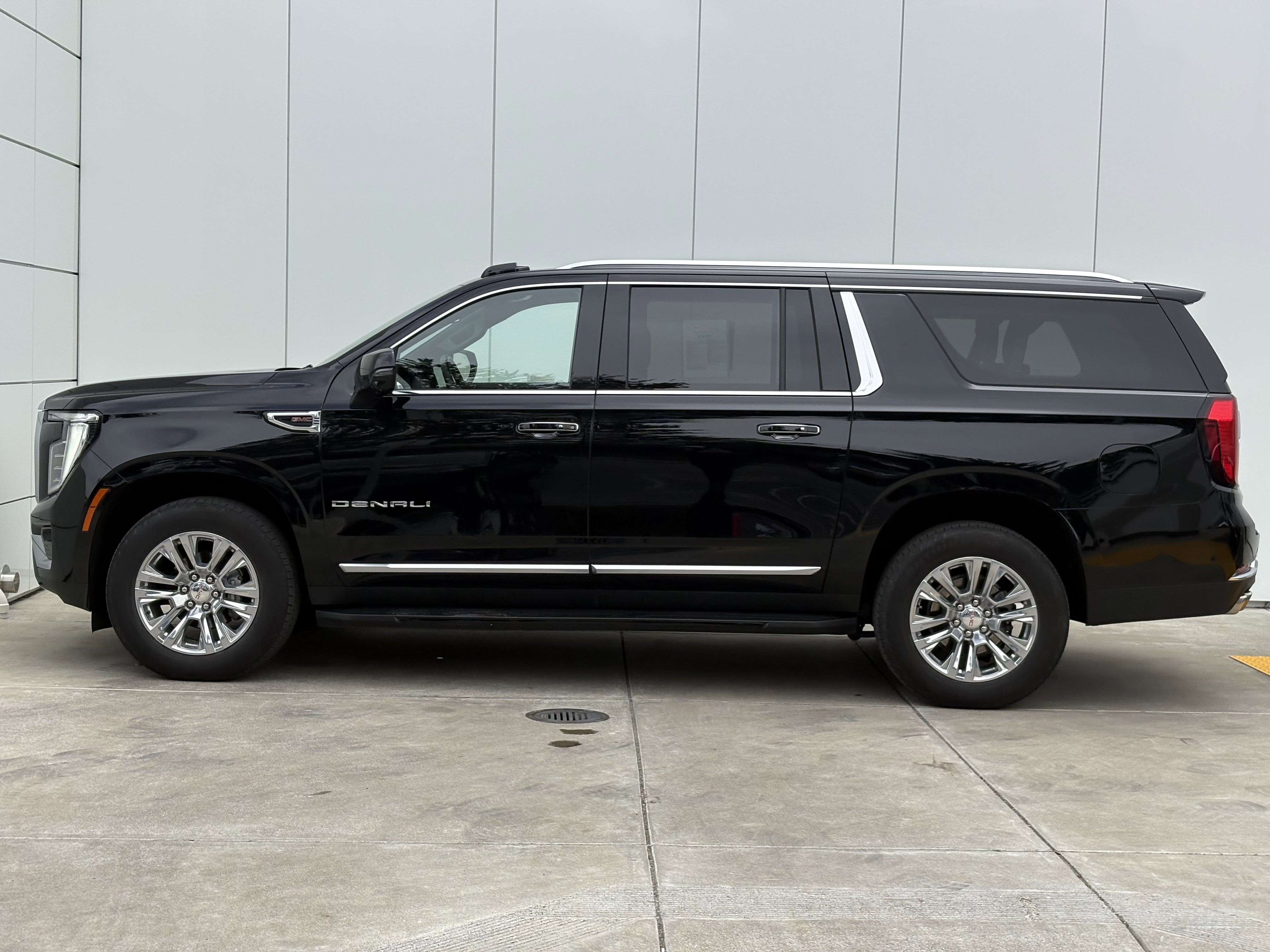Used 2025 GMC Yukon XL Denali AWD/4WD image 4