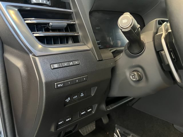 Used 2025 Lexus GX 550 w/ Accessory Package (32) AWD/4WD image 32