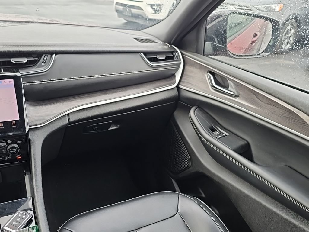Used 2024 Jeep Grand Cherokee Limited AWD/4WD image 17