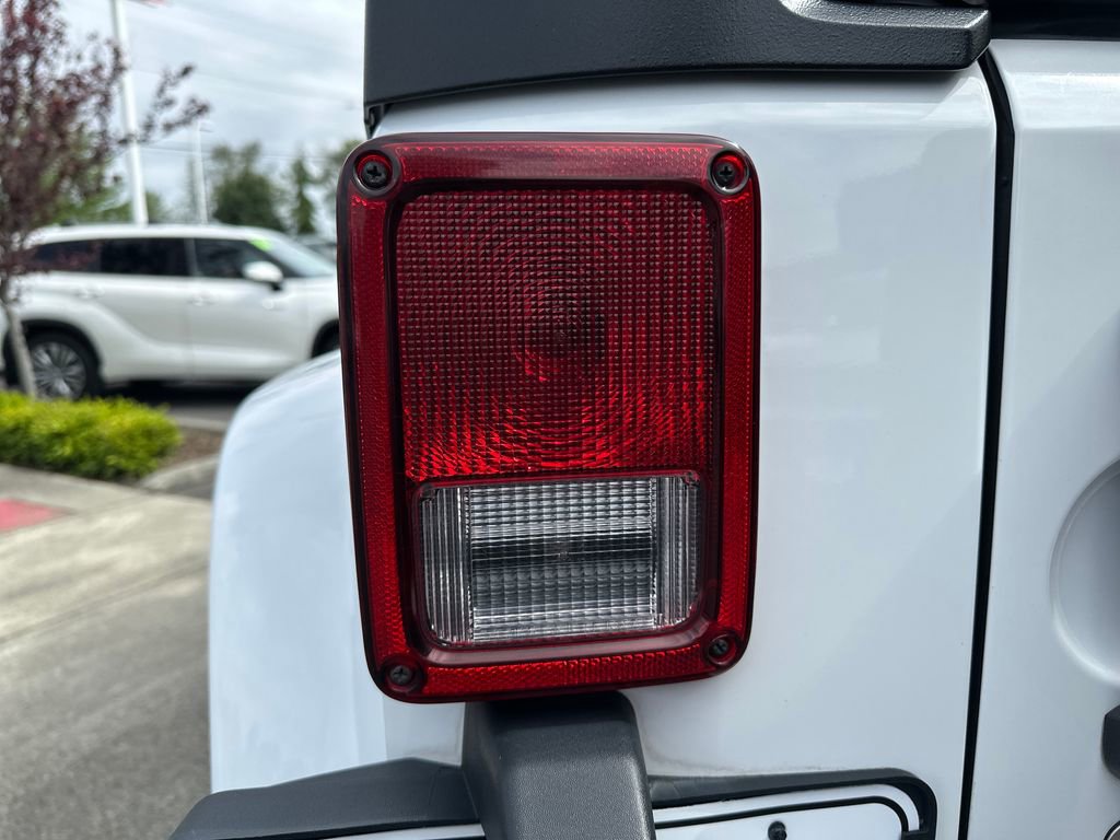 Used 2018 Jeep Wrangler Unlimited Sahara w/ Connectivity Group AWD/4WD image 10