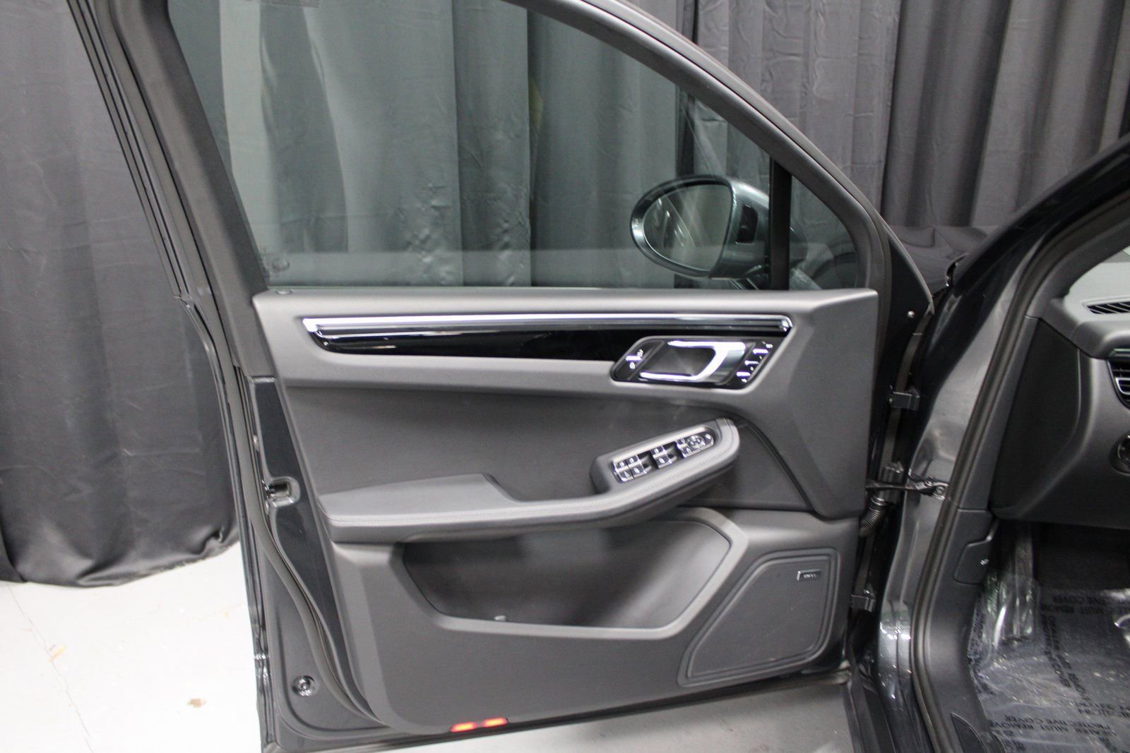 Used 2025 Porsche Macan image 22