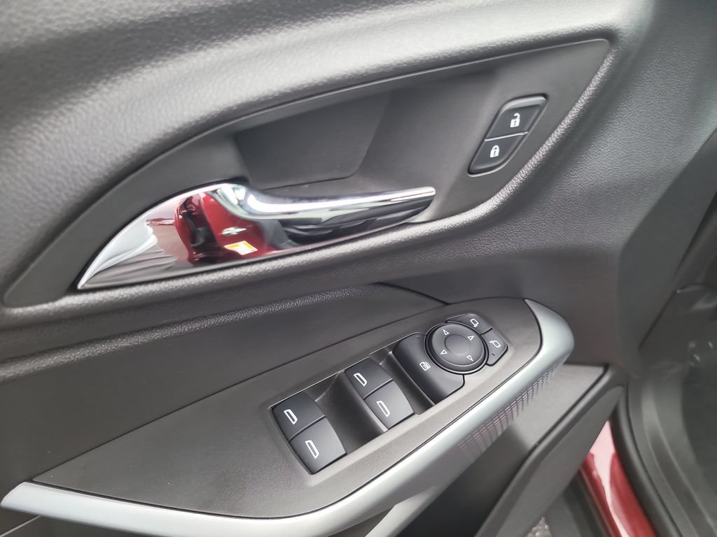 Used 2025 Chevrolet Trax RS w/ Sunroof Package FWD image 17