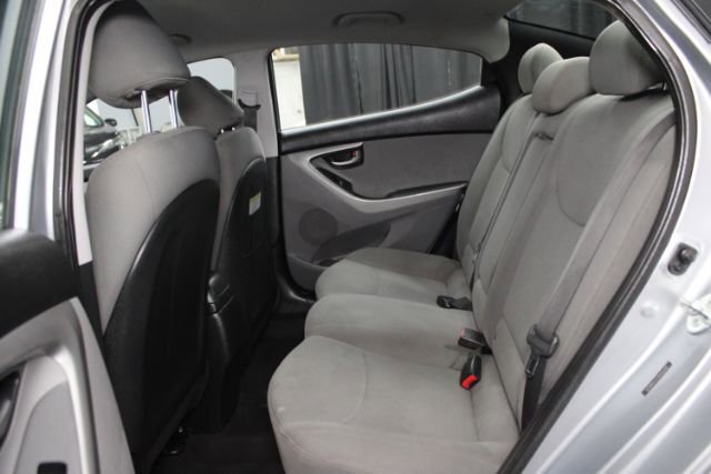 Used 2015 Hyundai Elantra SE FWD image 17