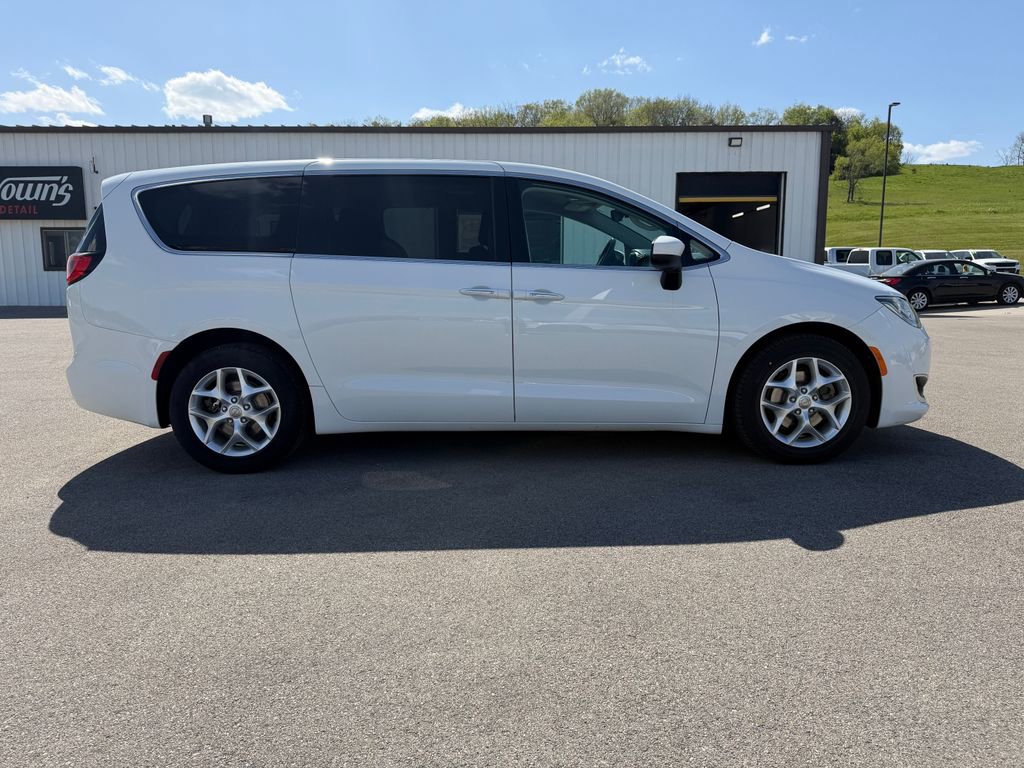 Used 2017 Chrysler Pacifica Touring Plus w/ Tire & Wheel Group FWD image 4