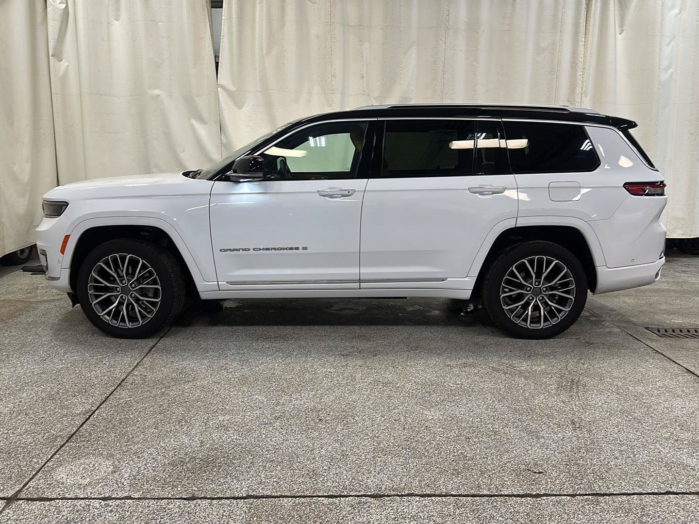 Certified 2023 Jeep Grand Cherokee L Summit AWD/4WD image 2