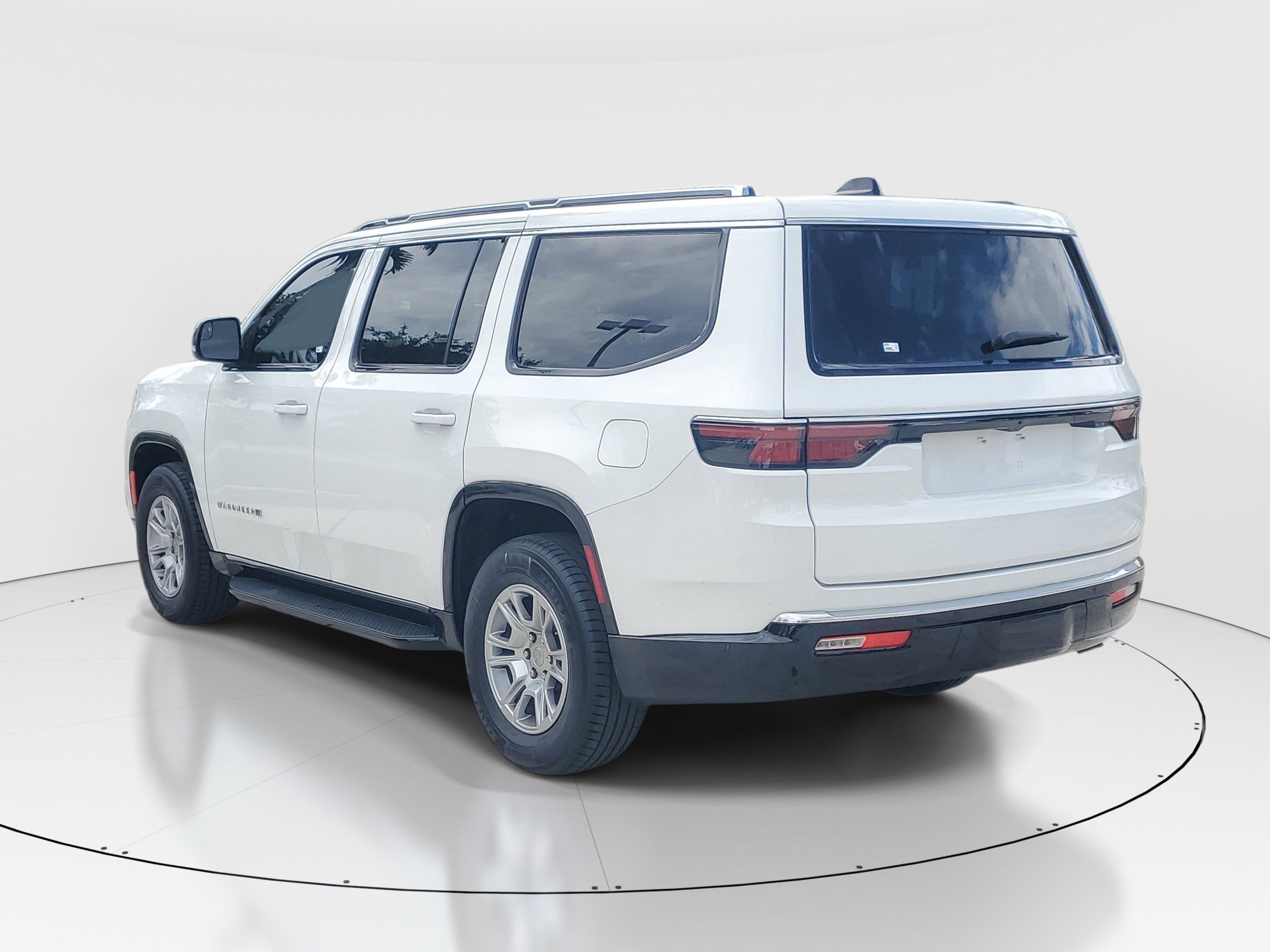 Used 2024 Jeep Wagoneer 4WD image 5