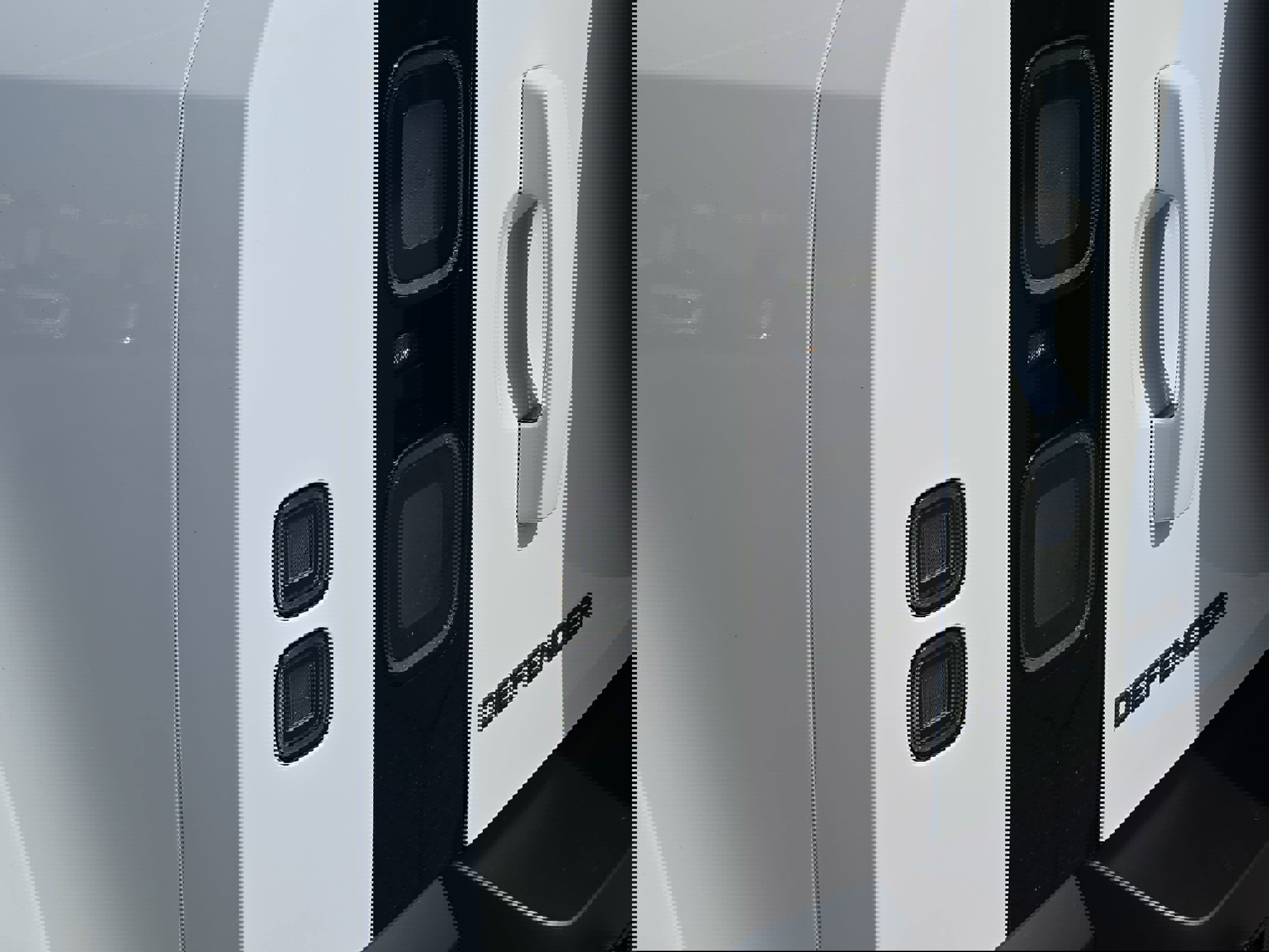 New 2026 Land Rover Defender 110 X-Dynamic SE image 32