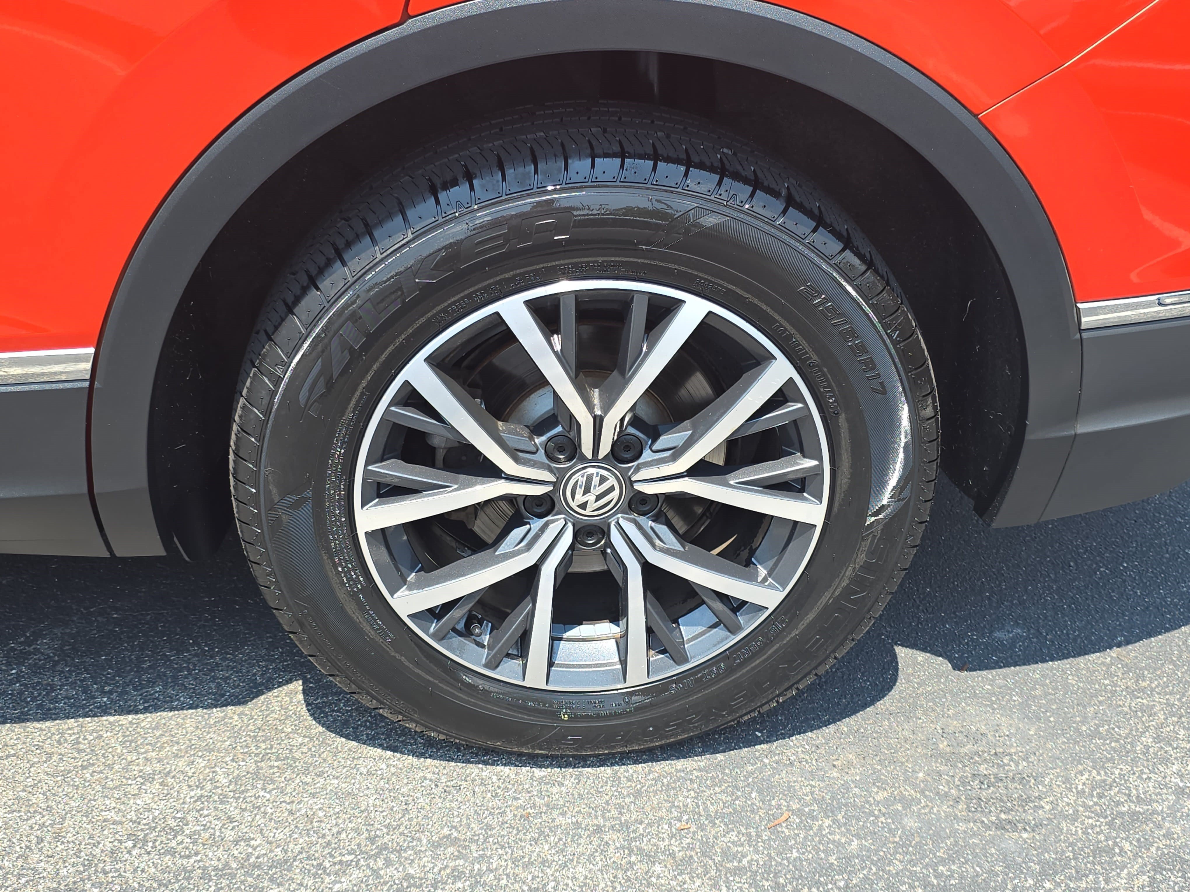 Used 2018 Volkswagen Tiguan SE w/ Panoramic Sunroof Package FWD image 33