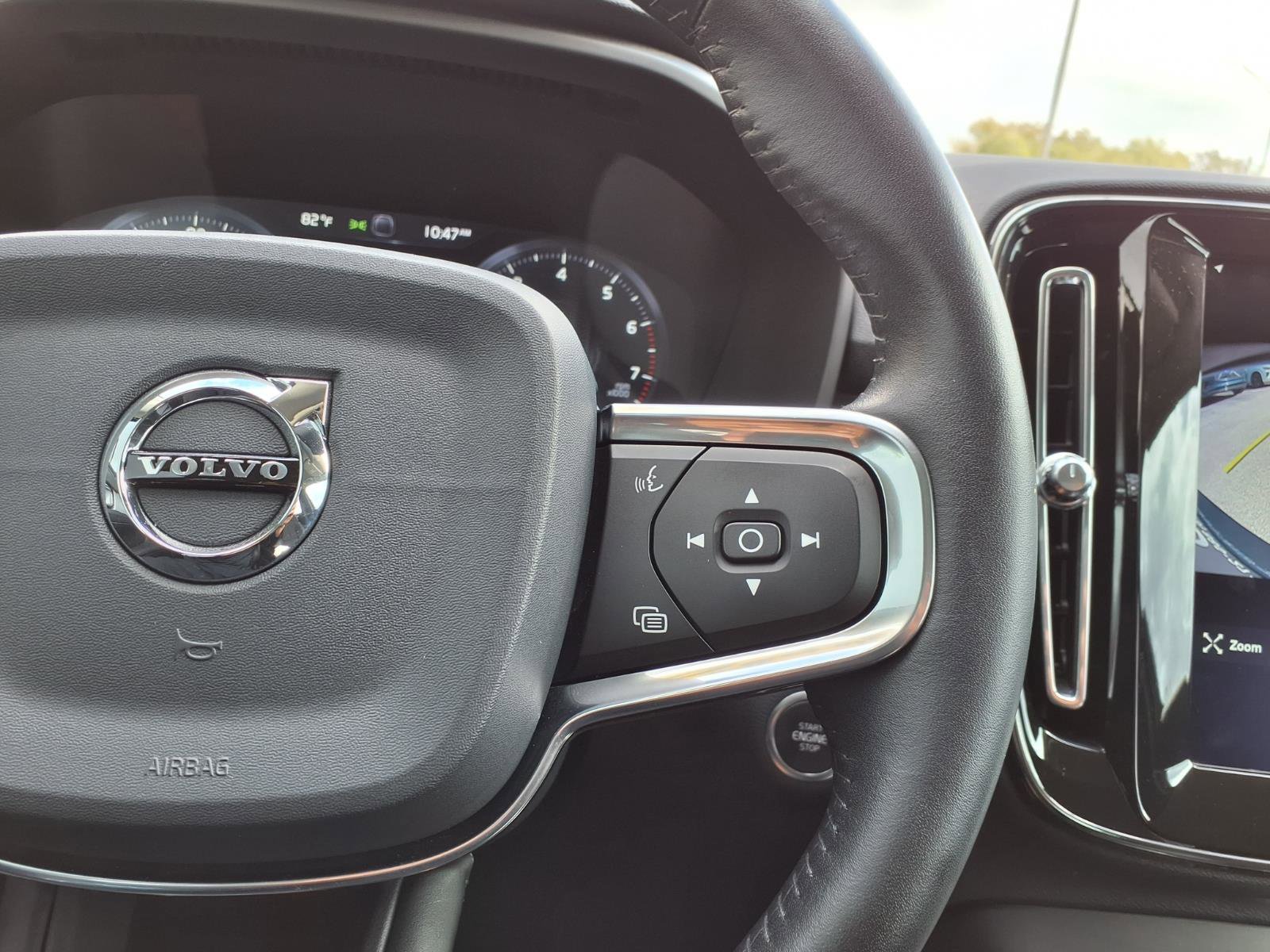 Used 2020 Volvo XC40 T4 Momentum image 29