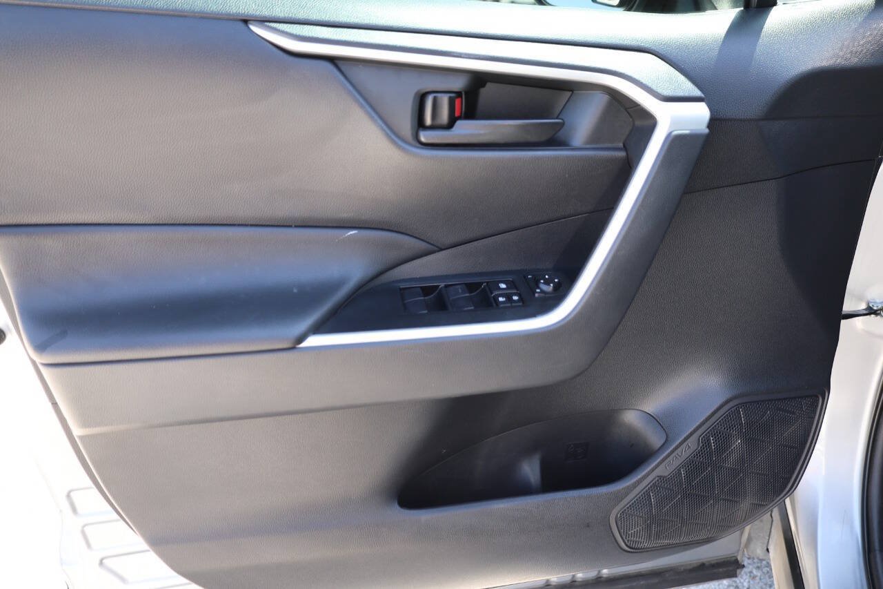 Used 2021 Toyota RAV4 LE AWD/4WD image 12