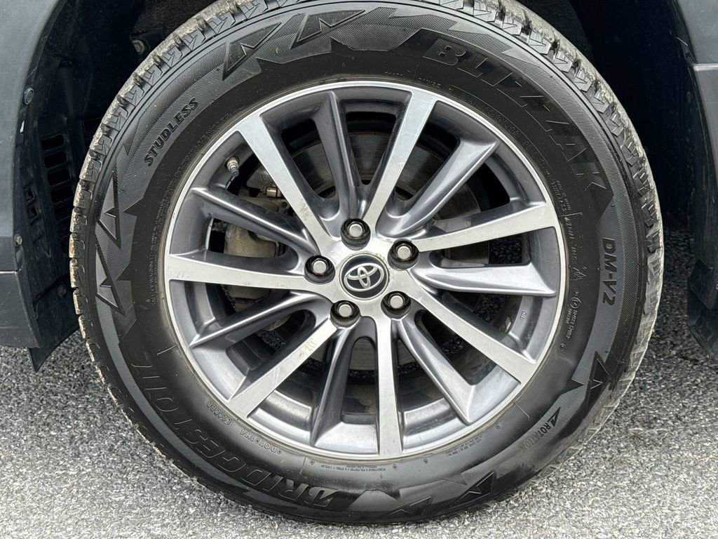 Used 2019 Toyota Highlander XLE w/ Carpet Mat Package (TMS) image 19