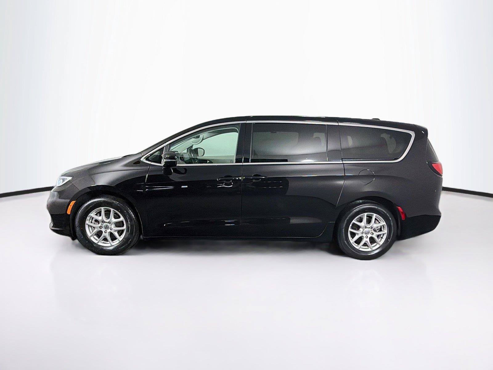 Used 2024 Chrysler Pacifica Touring-L FWD image 8
