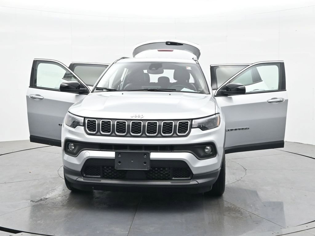 Used 2025 Jeep Compass Latitude image 39