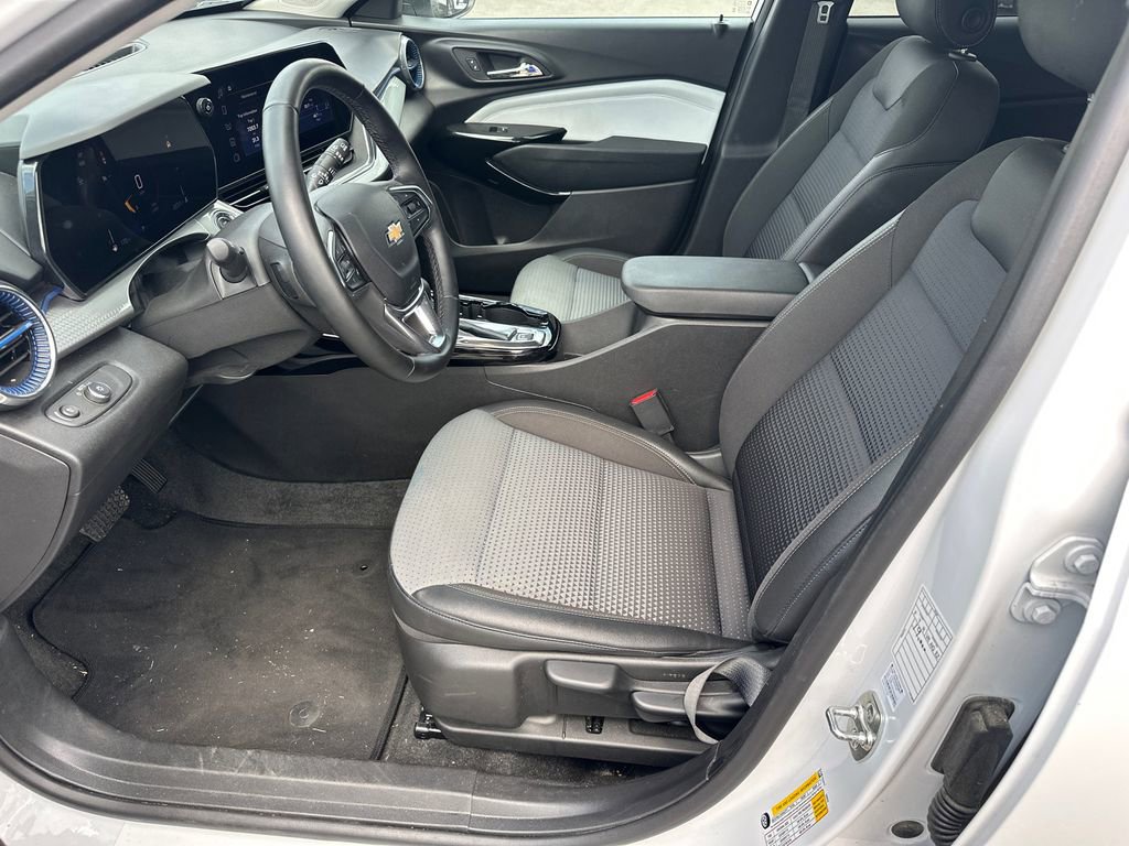 Used 2025 Chevrolet Trax LT w/ LT Convenience Package FWD image 9