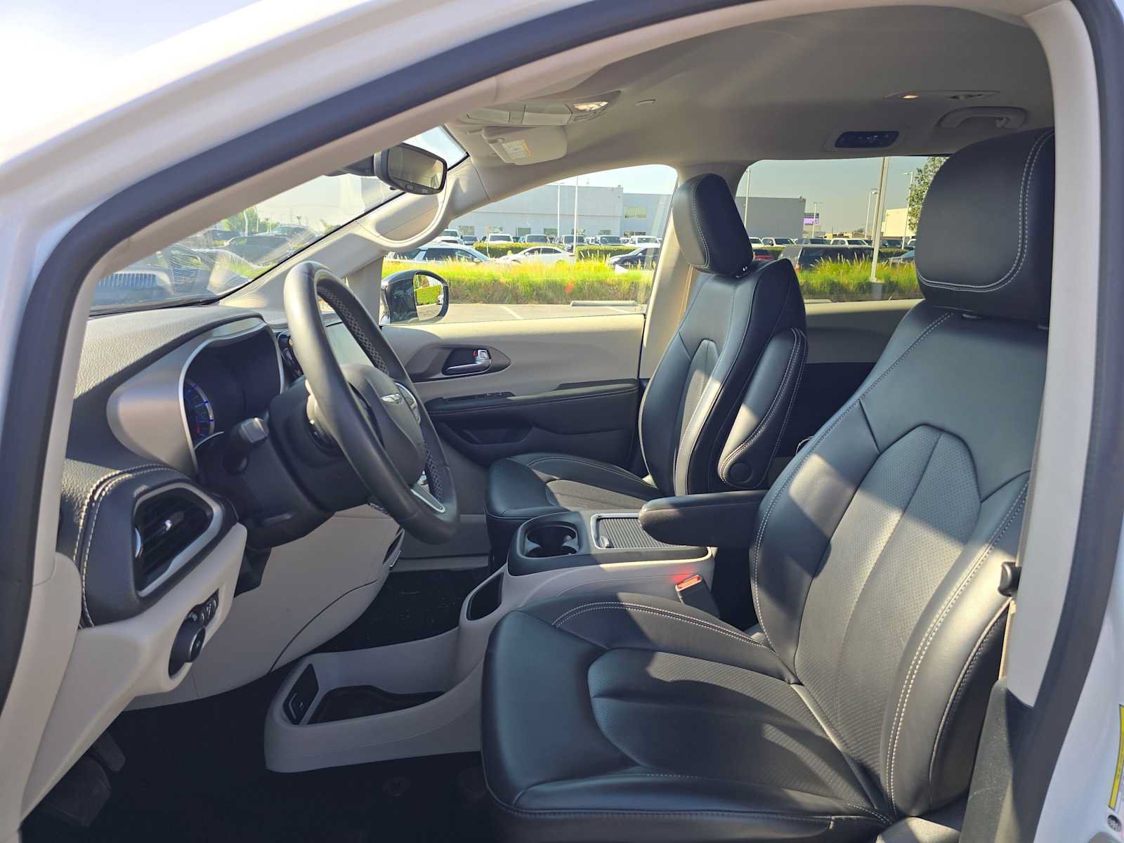Used 2024 Chrysler Pacifica Limited FWD image 22