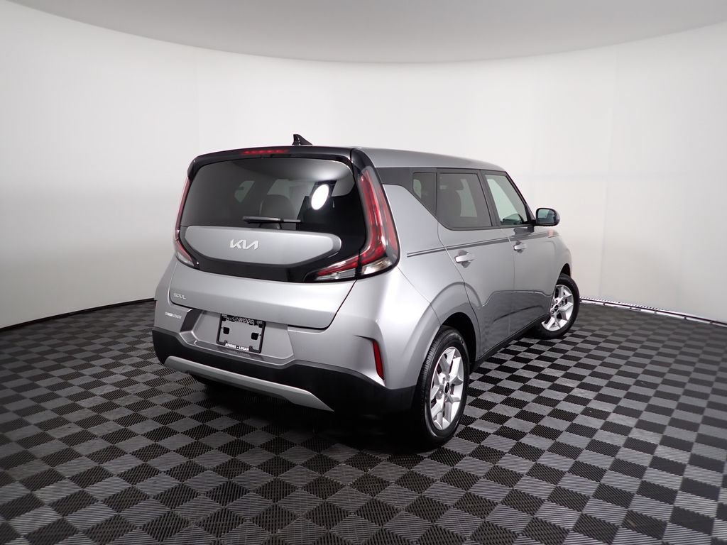 Used 2025 Kia Soul LX w/ LX Technology Package FWD image 14