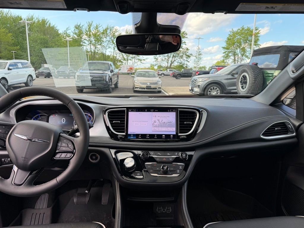 Used 2025 Chrysler Pacifica Premium FWD image 12