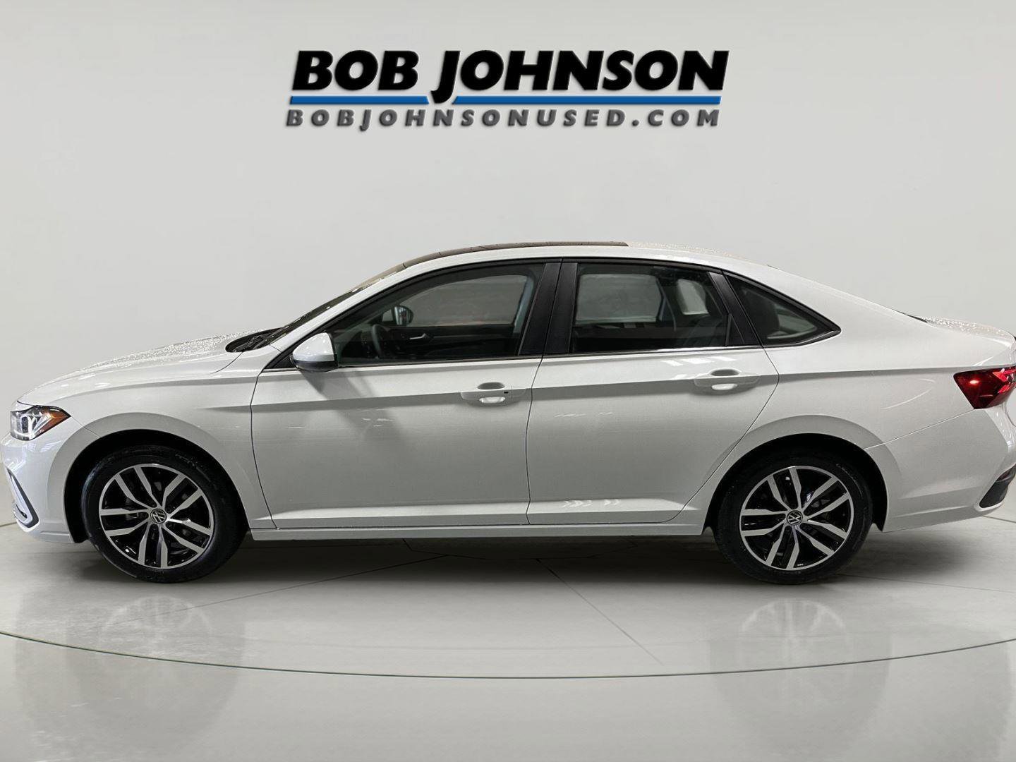 Used 2025 Volkswagen Jetta SE w/ Sunroof Package image 4