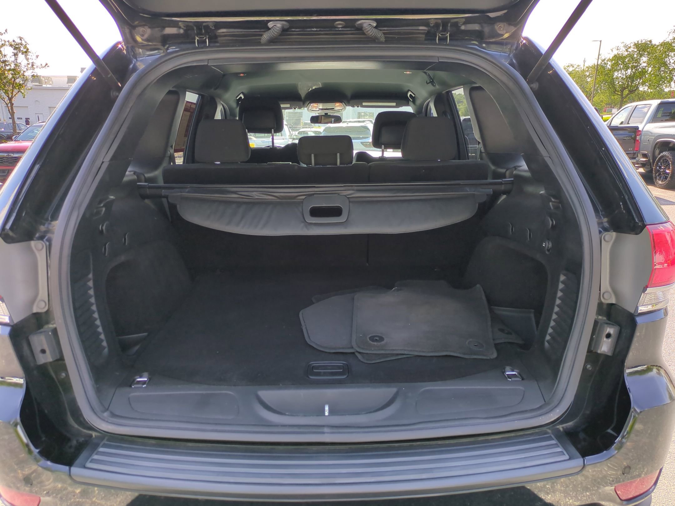 Used 2019 Jeep Grand Cherokee Laredo AWD/4WD image 29