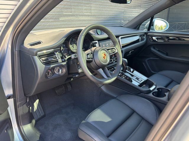 Certified 2026 Porsche Macan AWD/4WD image 4