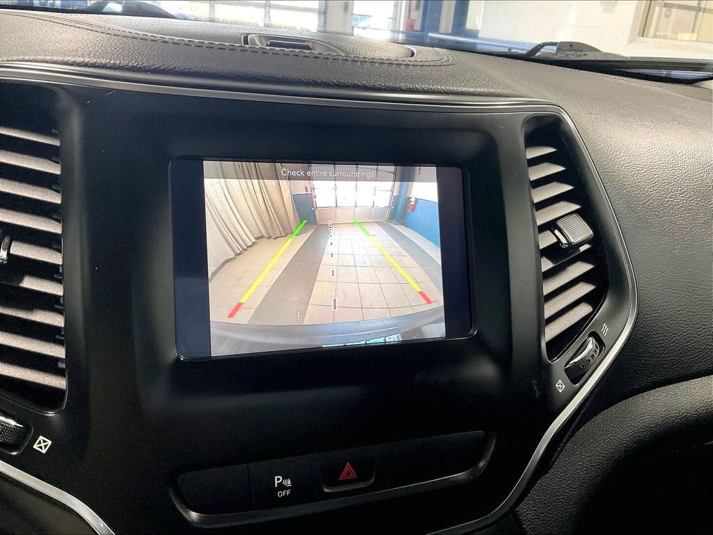 Used 2019 Jeep Cherokee Latitude Plus w/ Comfort/Convenience Group AWD/4WD image 19