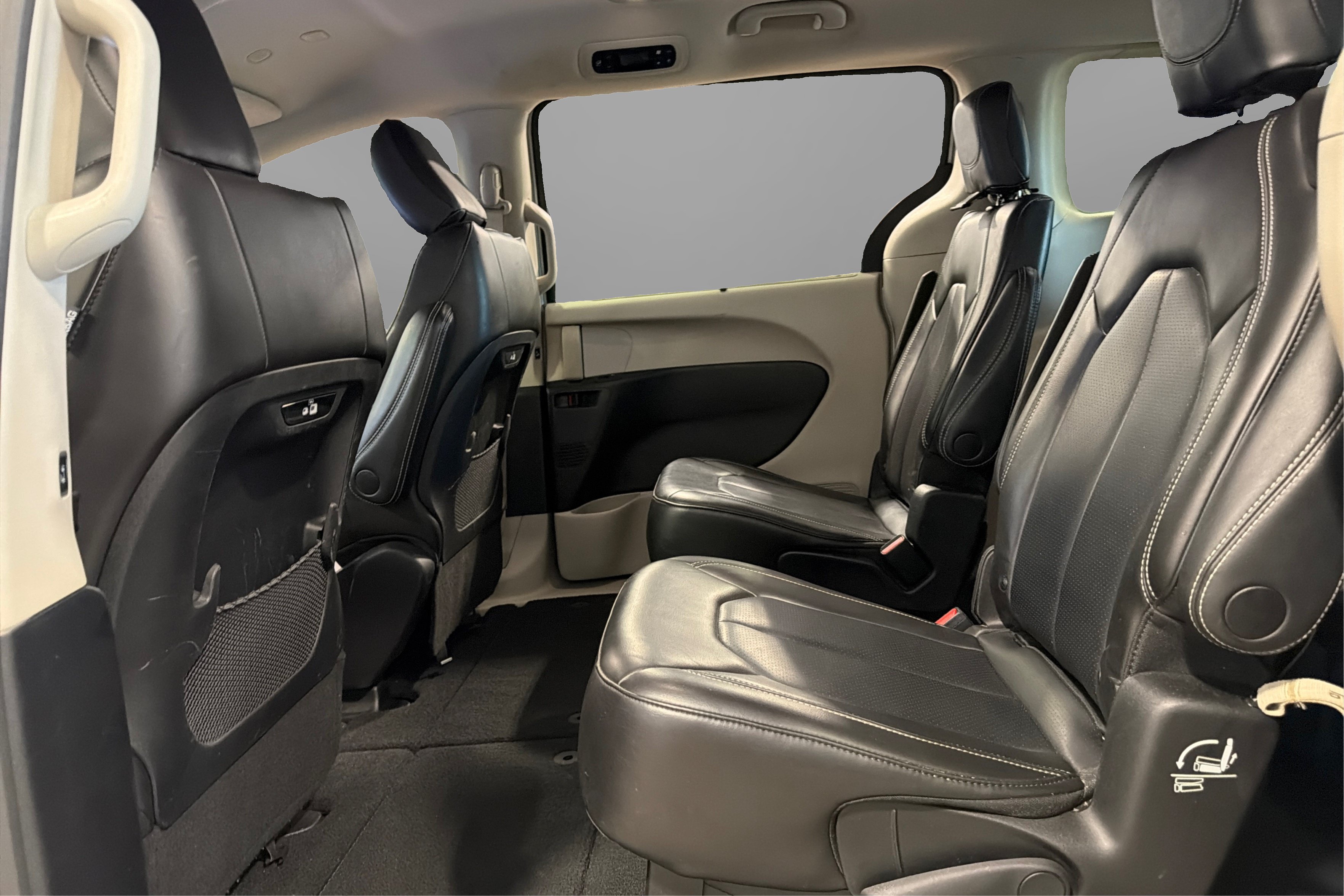 Used 2023 Chrysler Pacifica Touring-L FWD image 37