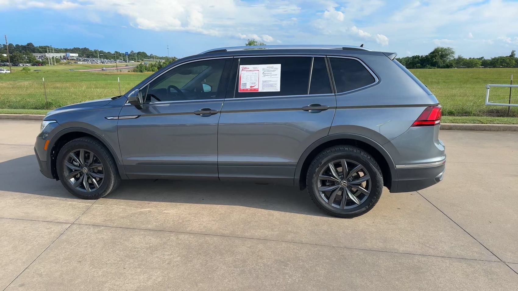 Used 2023 Volkswagen Tiguan SE FWD image 6