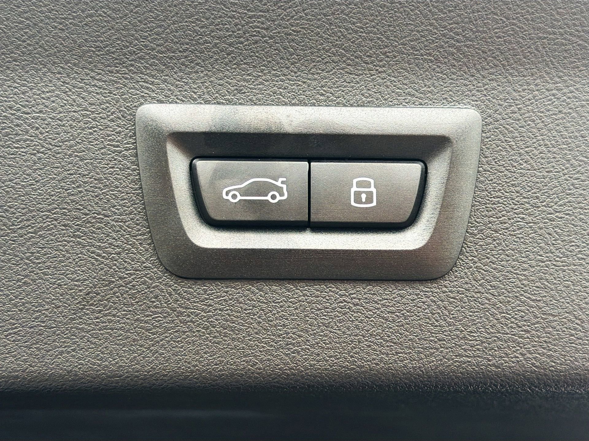 Certified 2025 BMW X4 xDrive30i image 14