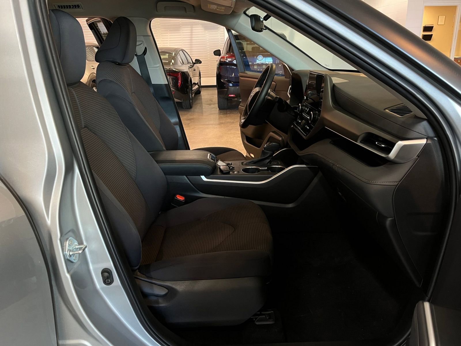 Used 2025 Toyota Highlander LE image 38