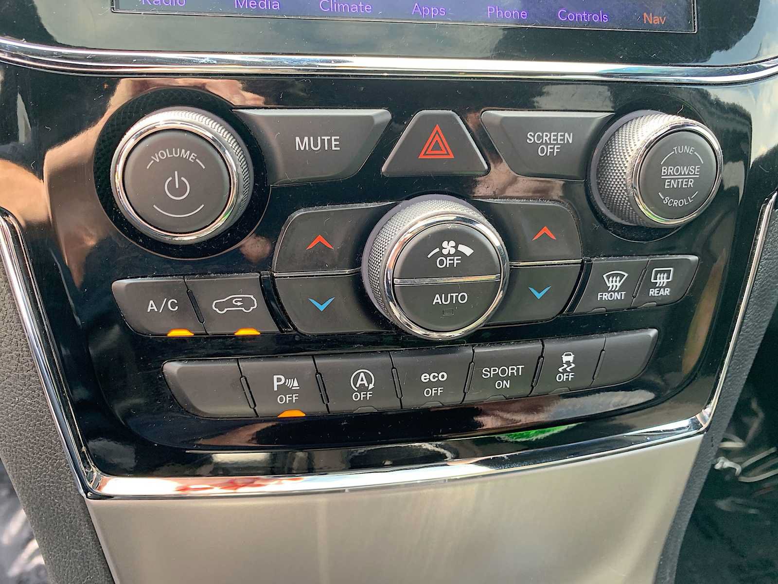 Used 2019 Jeep Grand Cherokee Altitude AWD/4WD image 18