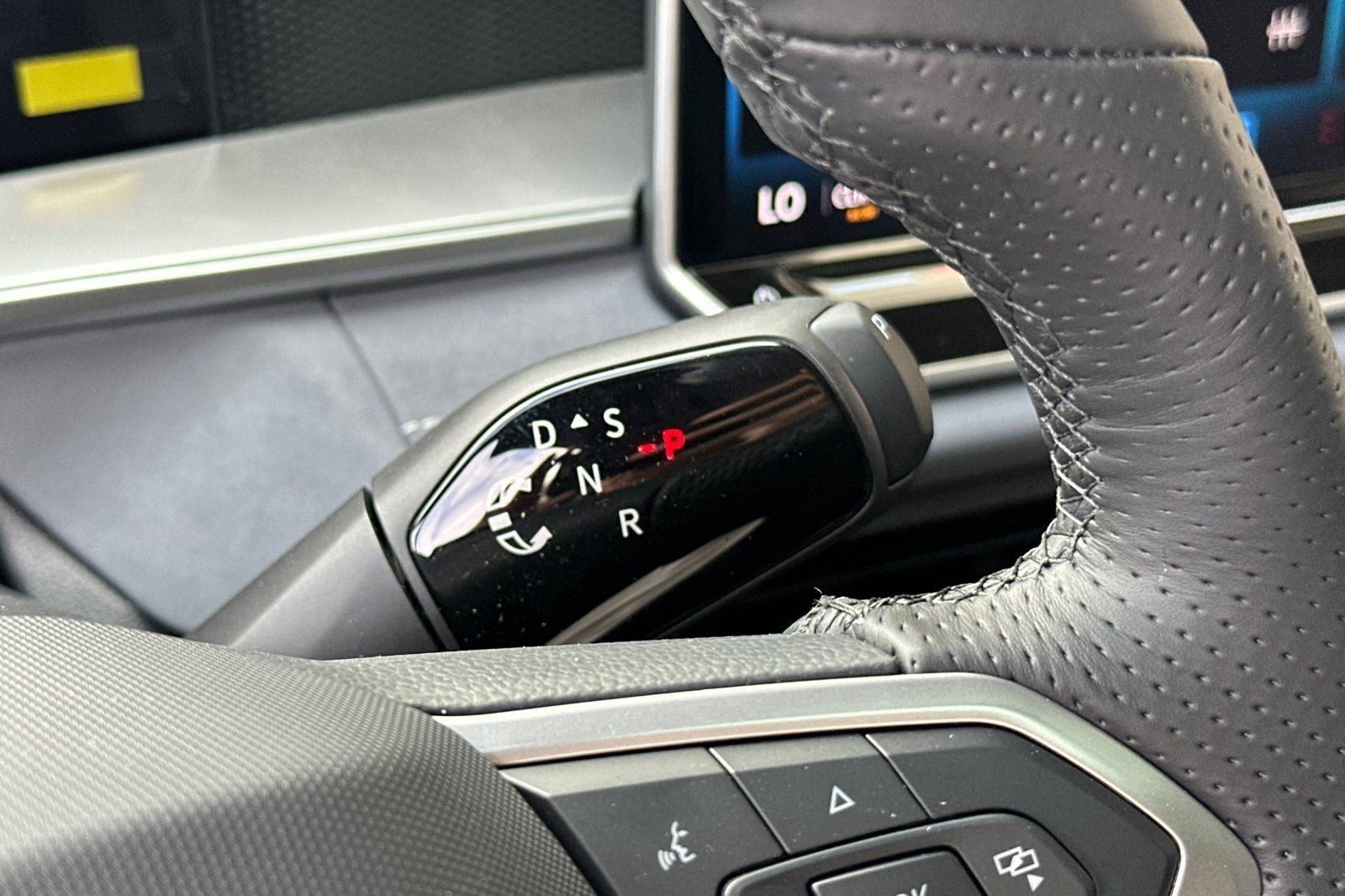 New 2026 Volkswagen Tiguan SE R-Line FWD image 21