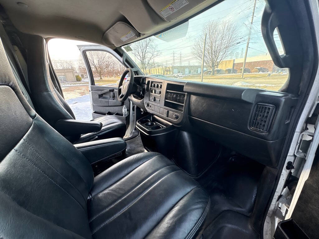 Used 2016 Chevrolet Express 2500 RWD image 10