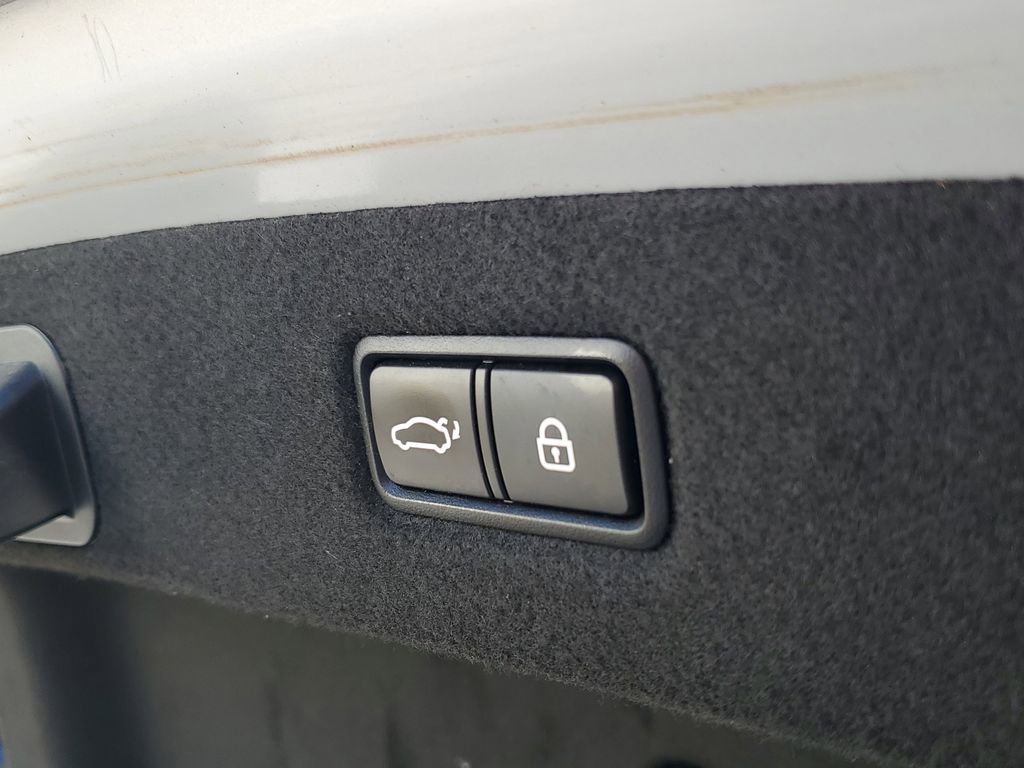 Used 2017 Genesis G90 3.3T Premium image 11