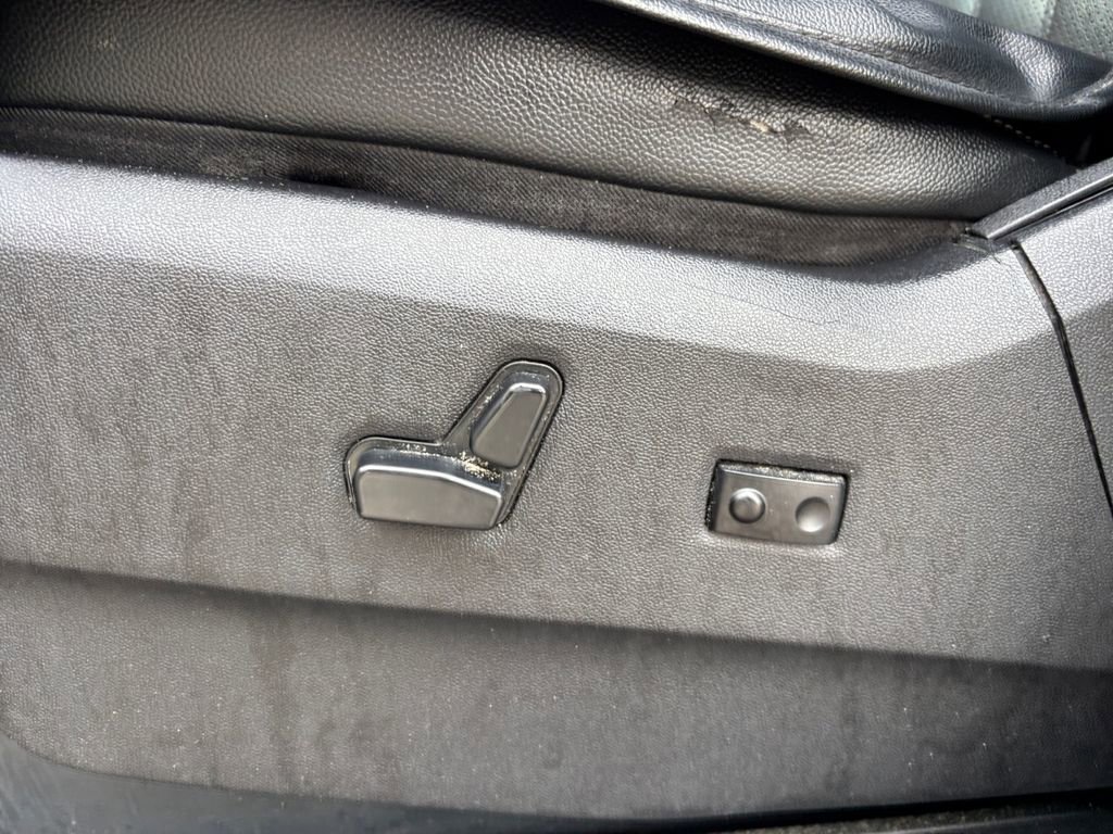 Used 2011 Chrysler Town & Country Touring-L w/ Entertainment Group #2 FWD image 15