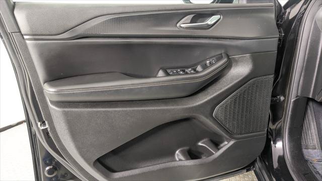 Used 2024 Jeep Grand Cherokee Altitude RWD image 13