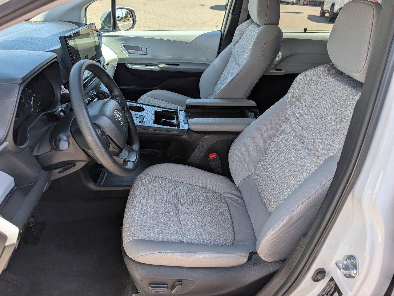 Used 2025 Toyota Sienna LE FWD image 2
