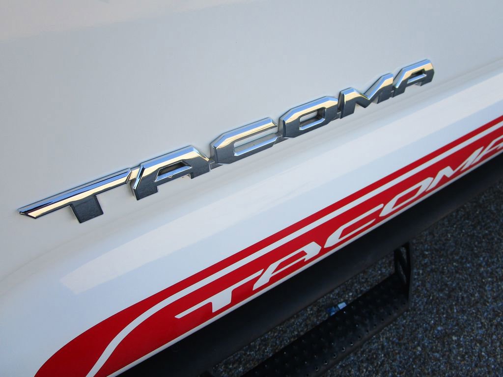 Used 2022 Toyota Tacoma TRD Off-Road image 11