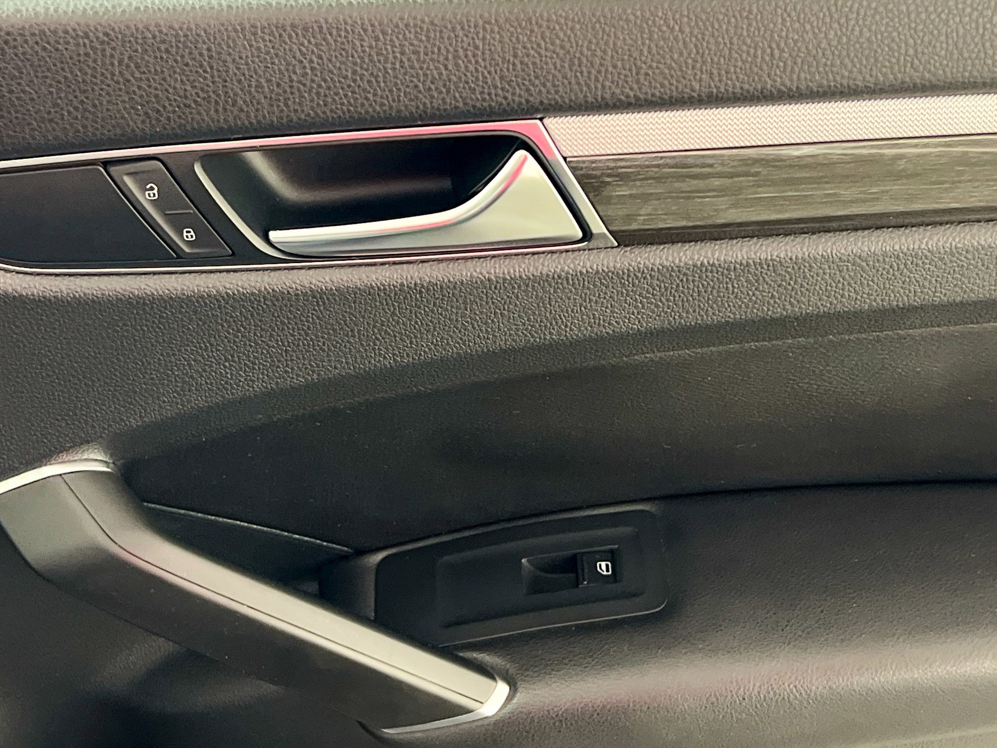 Used 2018 Volkswagen Passat 2.0T SE image 32