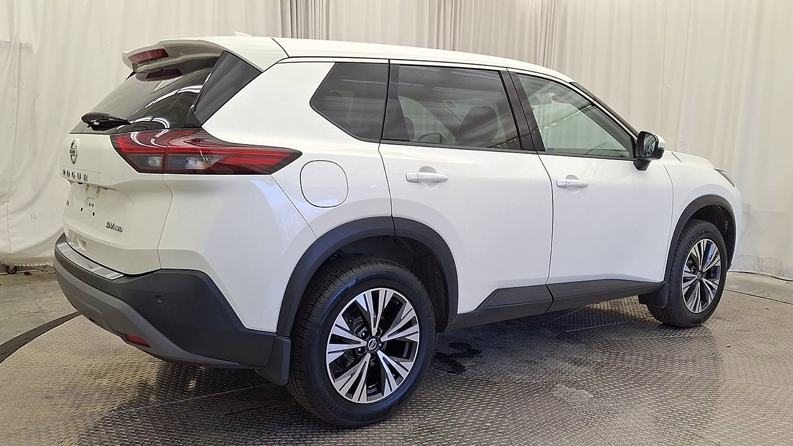 Used 2021 Nissan Rogue SV image 3