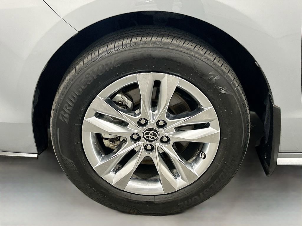 Used 2023 Toyota Sienna XLE Woodland Edition image 32